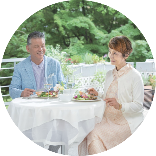介護シーンのシニア男女